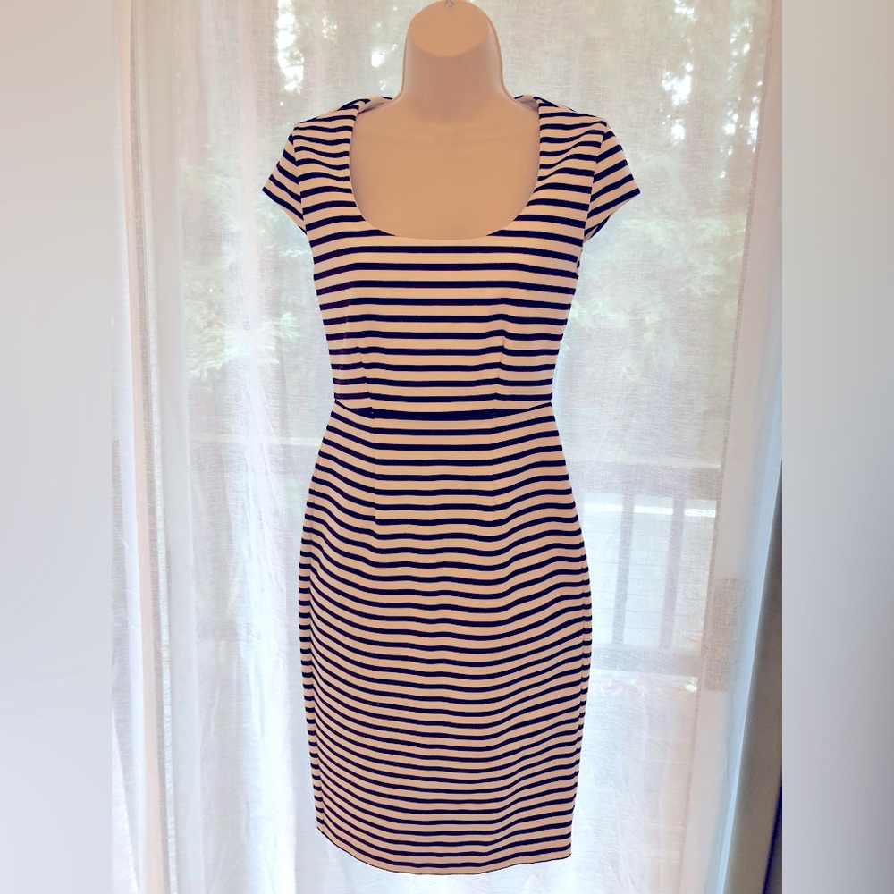 Size 2 structured perfection in classic navy/ white stripe